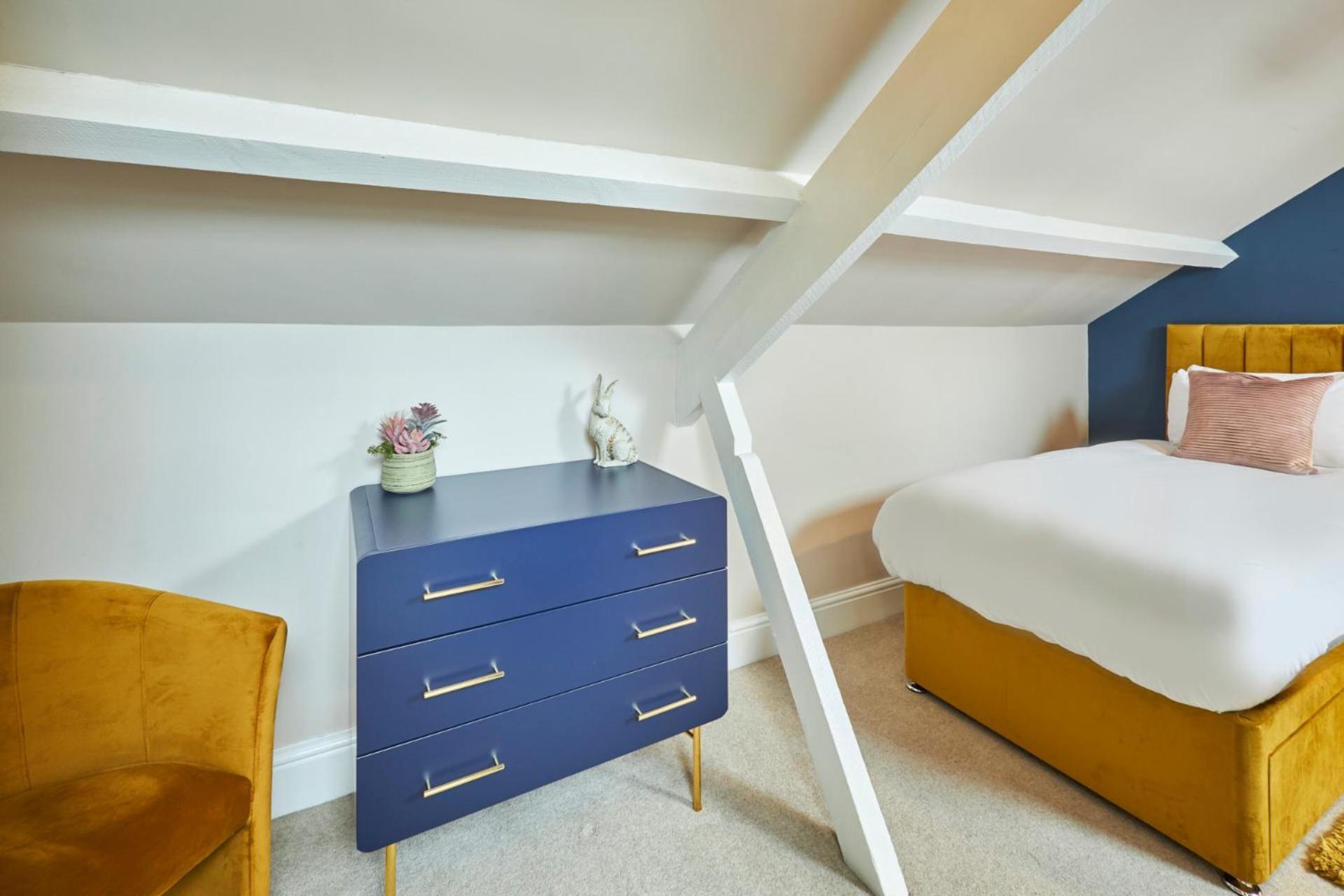 Host & - Oliver's Den Alnwick